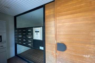 エントランスはオートロック付きです。