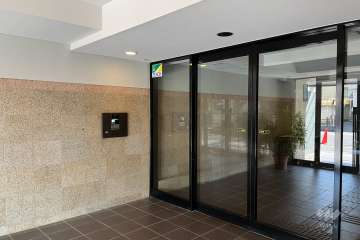 エントランスはオートロック付きです。