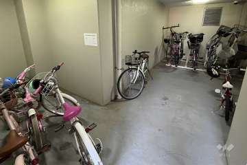 屋内に設けられた駐輪場