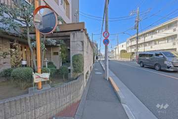 敷地の北側前面道路は五日市街道です（東側から）。