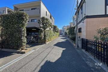 敷地西側の前面道路（北側から）