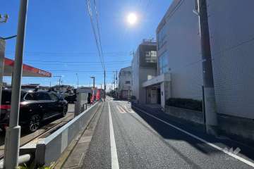敷地の東側前面道路（北側から）