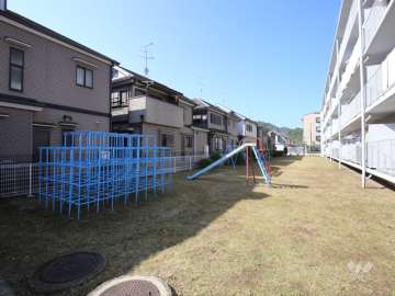 敷地南側は植栽スペース、公園が設けられています。