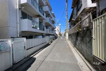 敷地の東側前面道路（南側から）