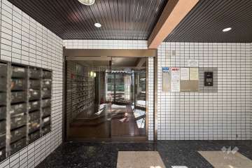 エントランスはオートロック付きです。