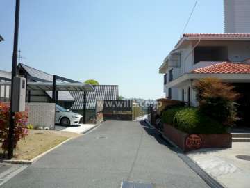 敷地北側の前面道路