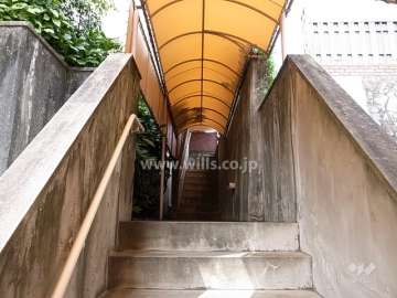 東側入り口からエントランスに至る通路