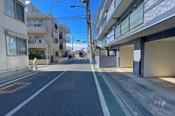 敷地南側の前面道路（東側から）