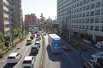敷地の東側前面道路は環八通りです(北側から)。