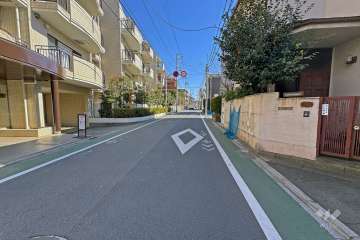 敷地の南側前面道路（西側から）