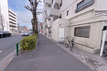敷地東側の前面道路（北側から）