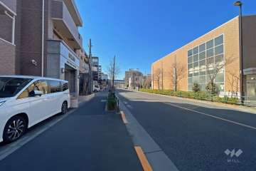 敷地北側の前面道路（東側から）