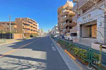 敷地北側の前面道路（西側から）