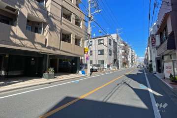 敷地東側の前面道路（南側から）