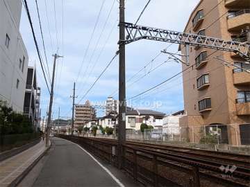 敷地の西側には能勢電鉄が走っています。