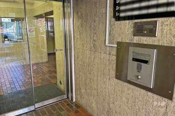 エントランスはオートロック付きです。