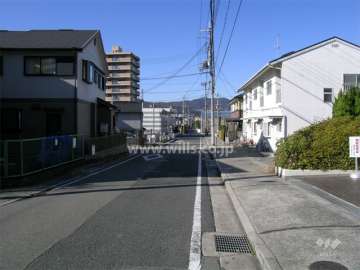 敷地南側の道路。周辺は一戸建てとマンションが混在する静かな住宅地です。