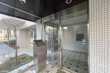 エントランスはオートロック付きです。