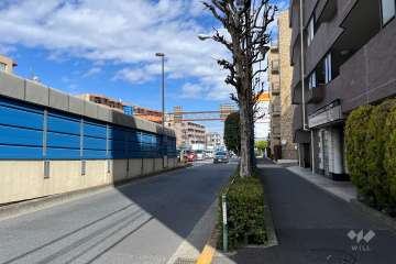 敷地西側の前面道路