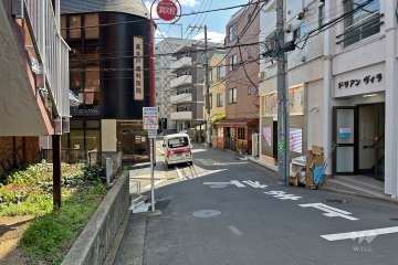 敷地南側の前面道路（西側から）