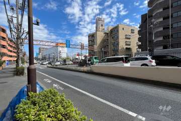 敷地西側の前面道路