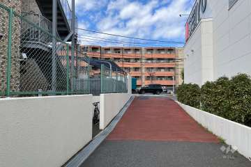 敷地北東側の前面道路