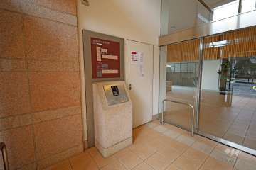 エントランスはオートロック付きです。