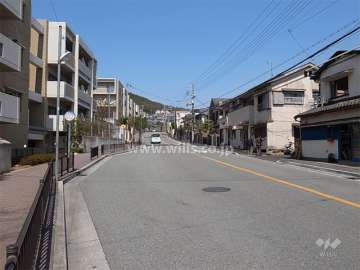 敷地東側のバス通り。目の前にバス停があります。