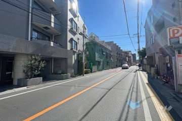 敷地西側の前面道路