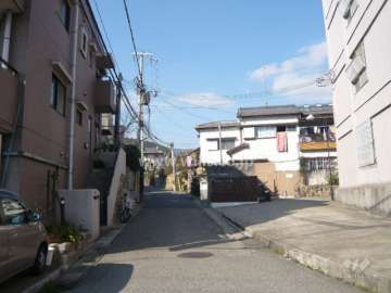周辺は一戸建てが中心に立ち並ぶ、ゆるやかな南斜面地の住宅地です。