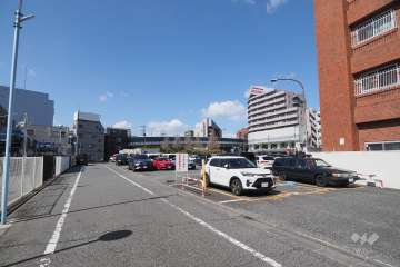 敷地南側の前面道路（東側から）