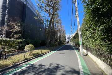 敷地の北側前面道路（東側から）