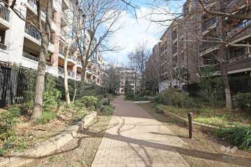 敷地北側の前面道路（西側から）