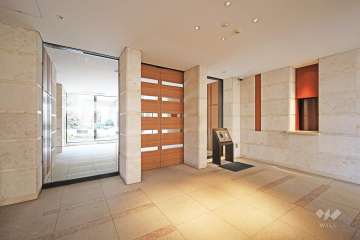 エントランスはオートロック付きです。