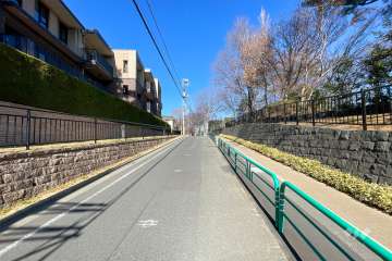 敷地東側の前面道路