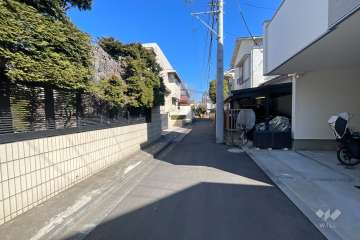 敷地東側の前面道路