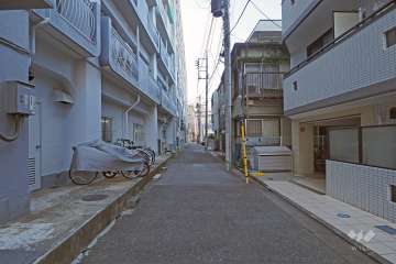 敷地東側の前面道路（南側から）