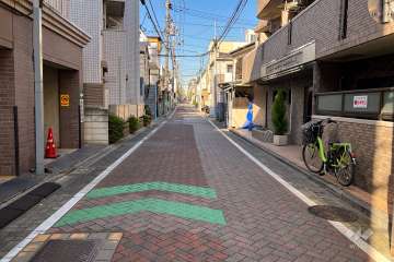 敷地西側の前面道路（南側から）