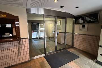 エントランスはオートロック付きです。