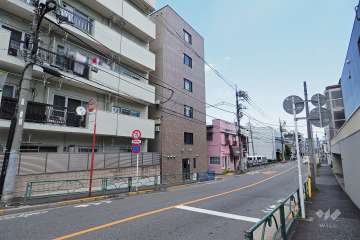 敷地南側の前面道路（西側から）