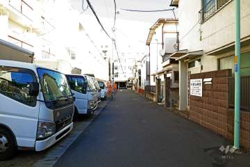 敷地の東側前面道路（南側から）