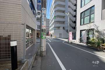 敷地西側の前面道路