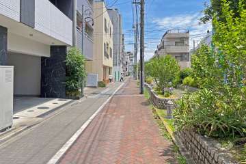 敷地の南側前面道路（西側から）