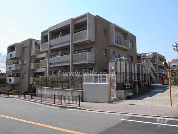 ファミール雲雀丘花屋敷 壱番館の外観（北東から）