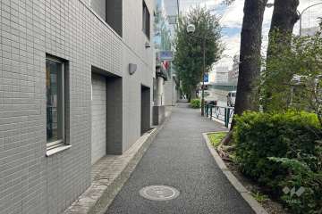 敷地西側の前面道路