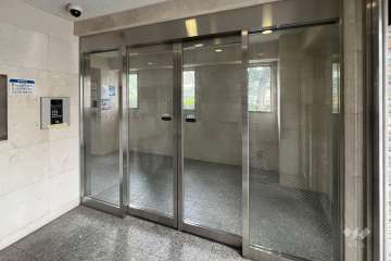 エントランスはオートロック付きです。