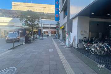 敷地西側の前面道路（南側から）