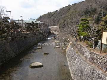 敷地の南側には野尻川が流れています。