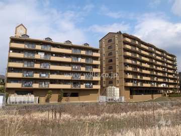 ライオンズマンション川西清和台の外観（南西側から）　右が1番館、左が2番館です。