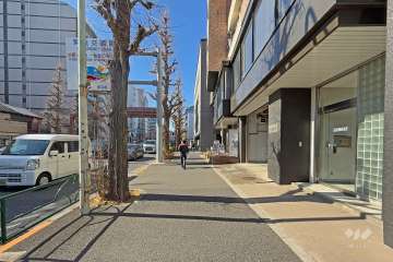 敷地の南側前面道路は都道4号線です（東側から）。